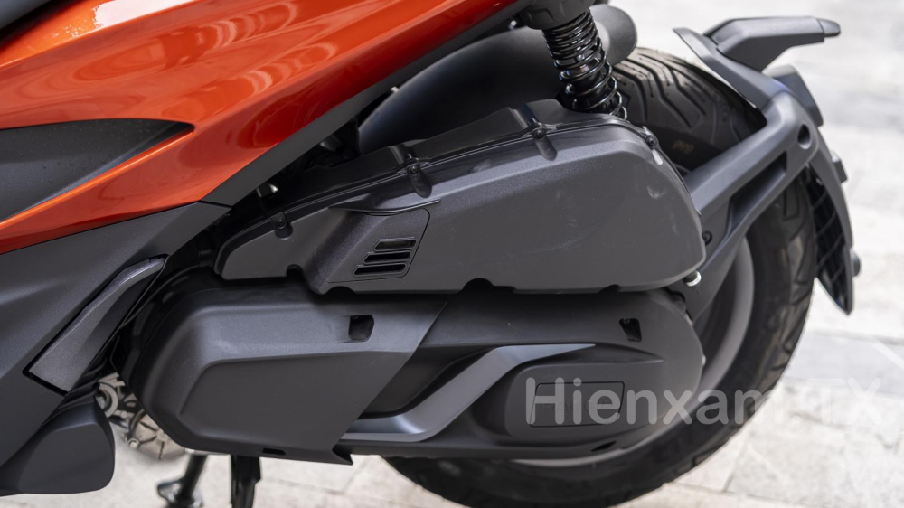 Cung cấp sức mạnh cho Piaggio Beverly là khối động cơ HPE dung tích 400cc với công suất tối đa 35,3 mã lực, mô-men xoắn cực đại 37,7 Nm.