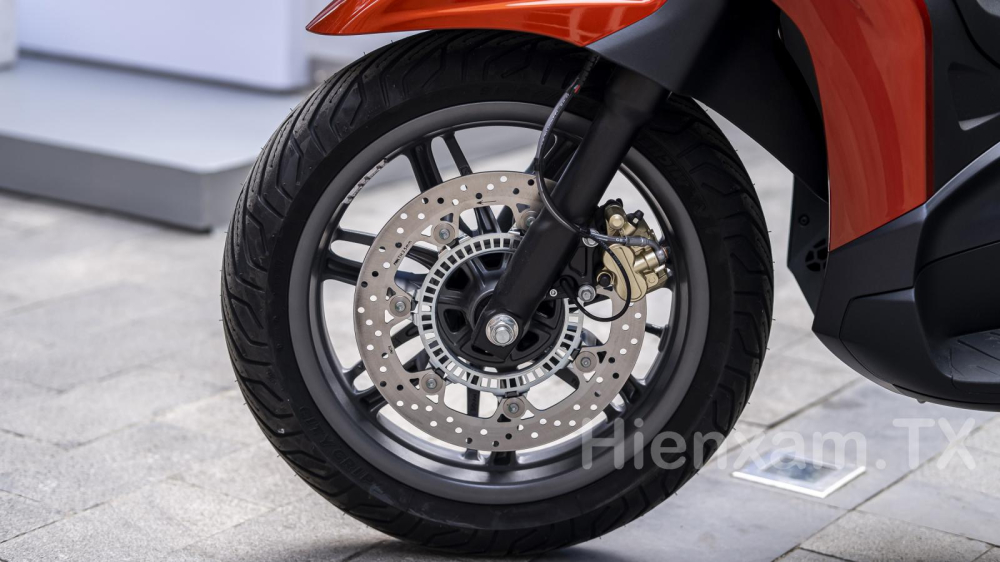 Piaggio Beverly 400 HPE được trang bị phanh đĩa cả trước và sau.