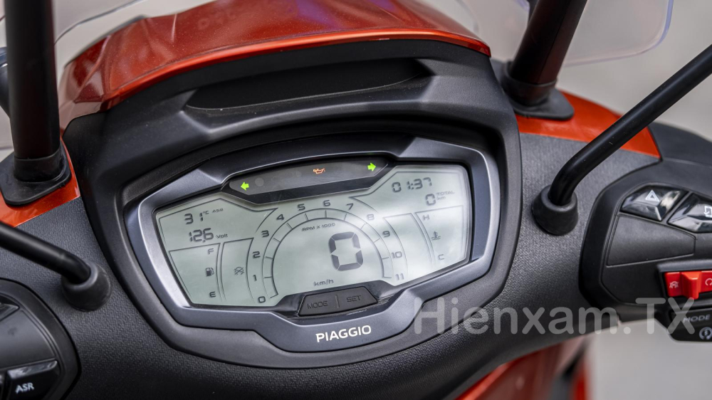 Piaggio Beverly 400 HPE được trang bị màn hình kỹ thuật số 5,5 inch.
