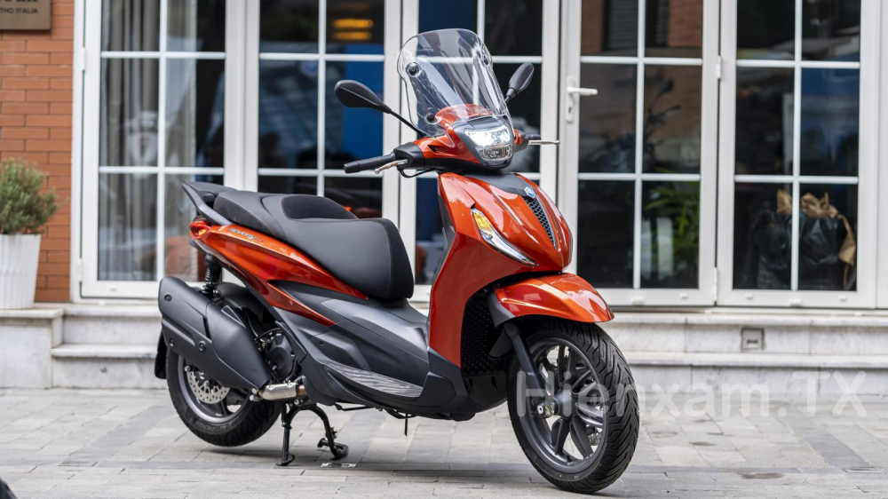 Piaggio Beverley 400 HPE sở hữu thiết kế tổng quan khá tương đồng với người đàn em Piaggio Medley.
