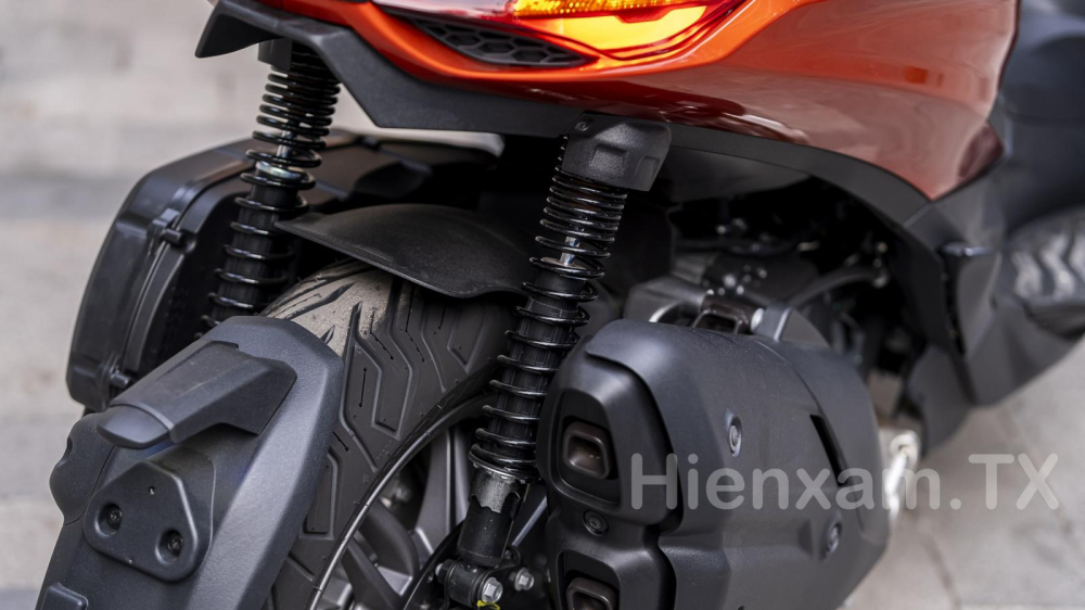Piaggio Beverly 400 HPE cũng được trang bị giảm xóc kép phía sau của Showa.