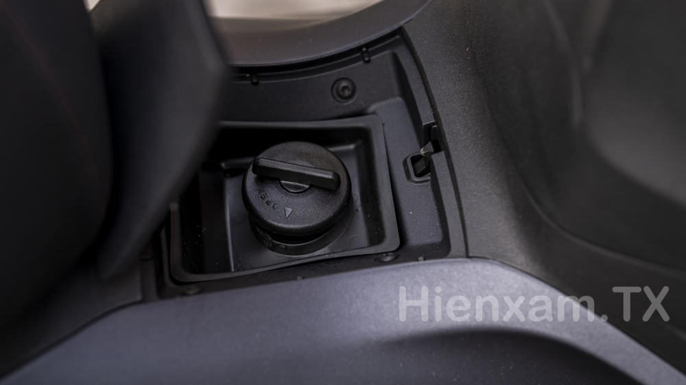 Bình xăng được chuyển xuống vị trí sàn xe giúp việc đổ xăng trở nên thuận tiện hơn.