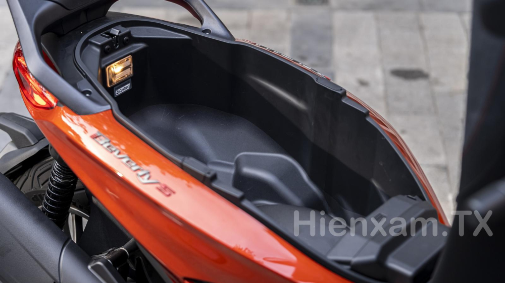 Piaggio Beverly 400 HPE có thể tích cốp để đồ rất lớn.