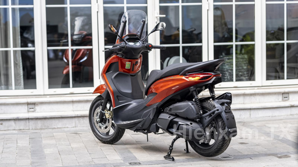 Về mặt kích thước, Piaggio Beverly sở hữu chiều dài 2.155mm, chiều rộng 800mm