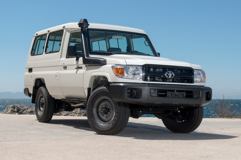 Chiếc Toyota Land Cruiser 78 mui cứng 13 chỗ ngồi của đại lý Toyota Gibraltar Stockholdings Chiếc Toyota Land Cruiser 78 mui cứng 13 chỗ ngồi của đại lý Toyota Gibraltar Stockholdings