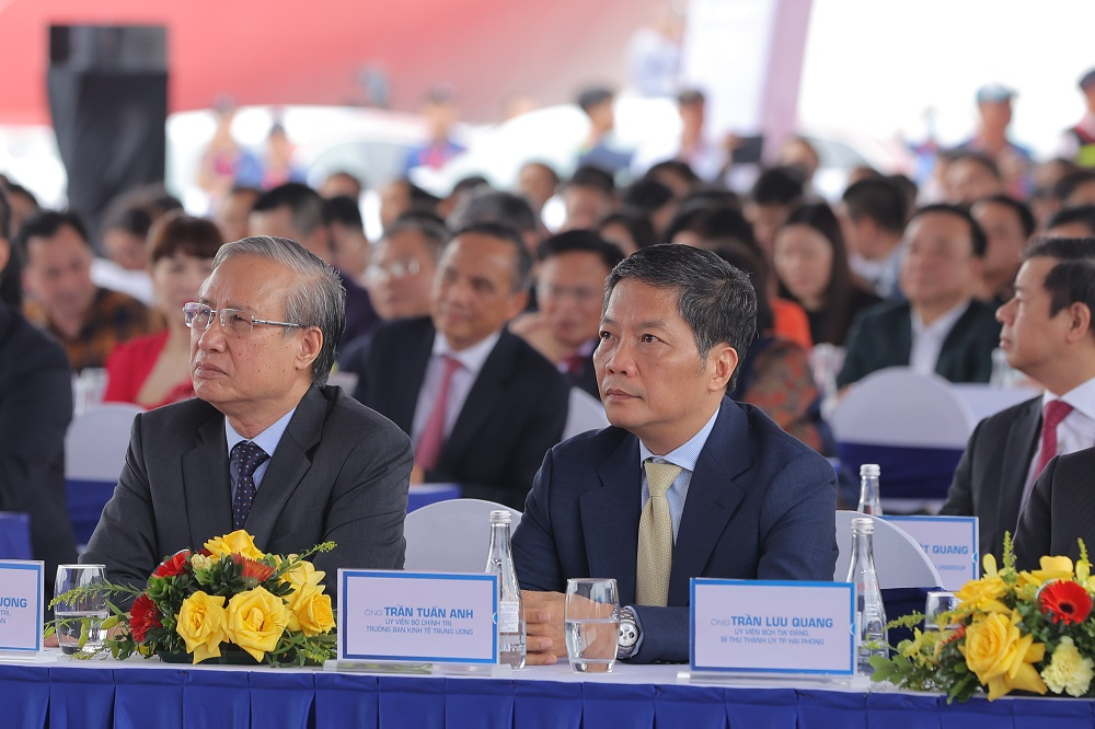 Ủy viên Bộ Chính trị, Thường trực Ban Bí thư Trần Quốc Vượng (bên trái) và Ủy viên Bộ Chính trị, Trưởng Ban Kinh tế Trung ương Trần Tuấn Anh có mặt tại buổi lễ Ủy viên Bộ Chính trị, Thường trực Ban Bí thư Trần Quốc Vượng (bên trái) và Ủy viên Bộ Chính trị, Trưởng Ban Kinh tế Trung ương Trần Tuấn Anh có mặt tại buổi lễ