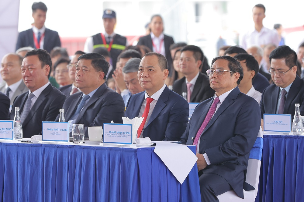 Thủ tướng Phạm Minh Chính và Chủ tịch Vingroup Phạm Nhật Vượng tham dự tại buổi lễ Thủ tướng Phạm Minh Chính và Chủ tịch Vingroup Phạm Nhật Vượng tham dự tại buổi lễ
