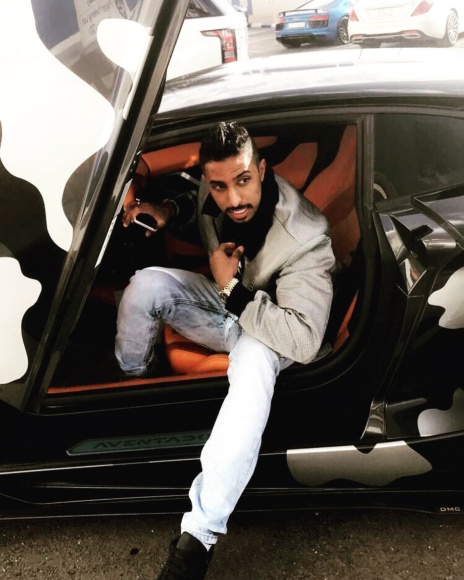 Salem Al-Dawsari đăng ảnh bước ra từ chiếc siêu xe Lamborghini Aventador Salem Al-Dawsari đăng ảnh bước ra từ chiếc siêu xe Lamborghini Aventador