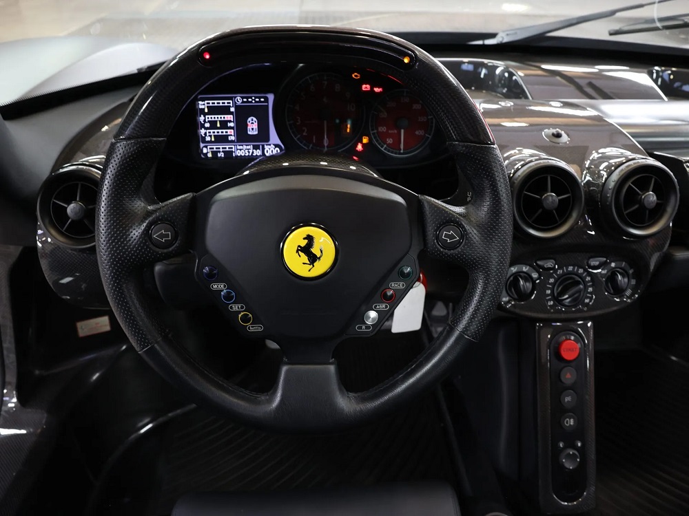 Chiếc Ferrari Enzo này còn đi kèm bảng đồng hồ màu đỏ Rosso Chiếc Ferrari Enzo này còn đi kèm bảng đồng hồ màu đỏ Rosso