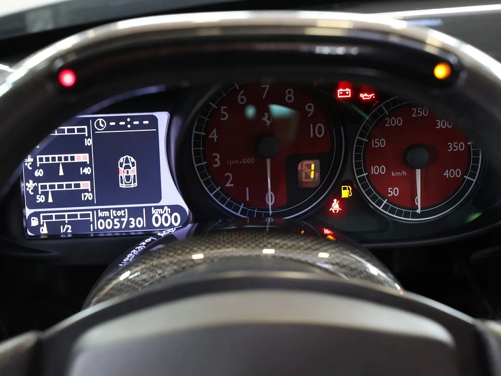 Chiếc Ferrari Enzo này còn gần như mới vì số công-tơ-mét rất thấp Chiếc Ferrari Enzo này còn gần như mới vì số công-tơ-mét rất thấp