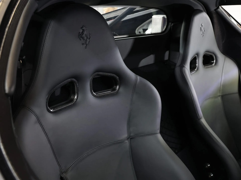 Ghế bọc da màu đen Nero của chiếc Ferrari Enzo Ghế bọc da màu đen Nero của chiếc Ferrari Enzo