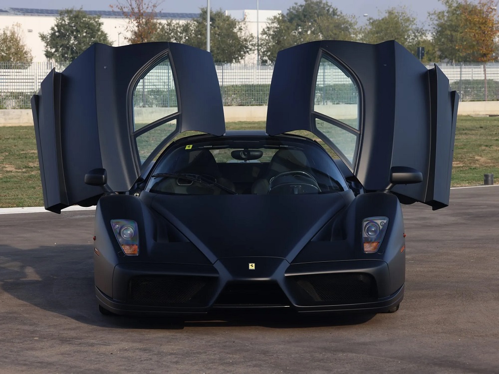 Chiếc Ferrari Enzo của Hoàng gia Brunei được sơn màu đen nhám có một không hai Chiếc Ferrari Enzo của Hoàng gia Brunei được sơn màu đen nhám có một không hai