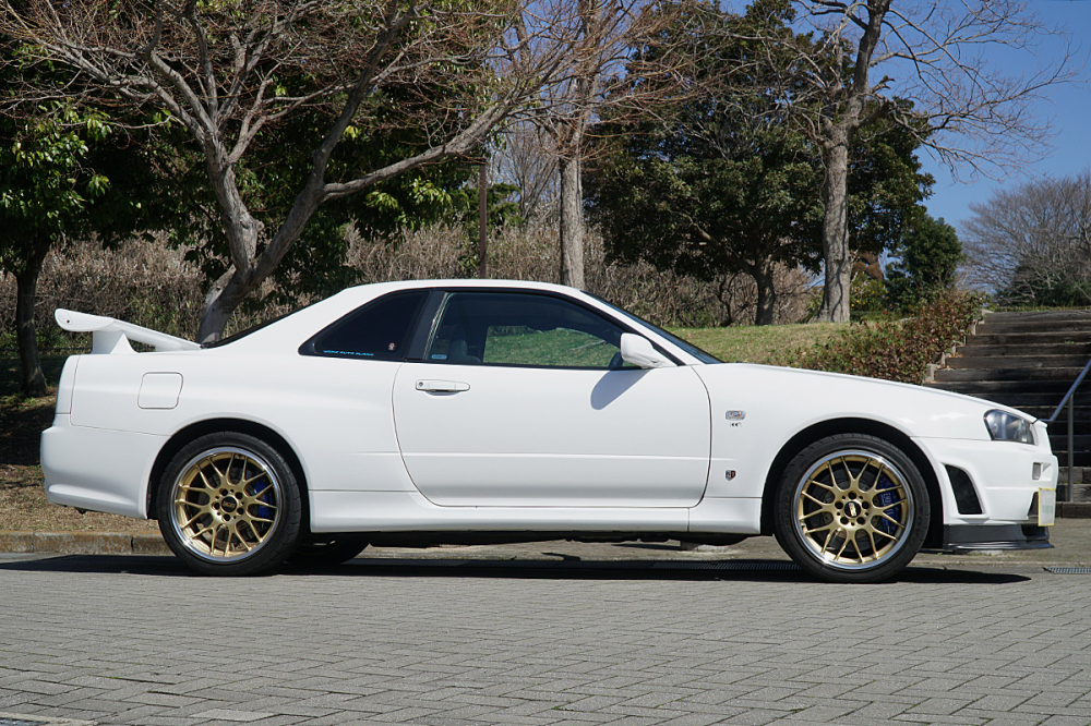 Chiếc Nissan Skyline R34 GT-R này được cho thuê theo tiếng Chiếc Nissan Skyline R34 GT-R này được cho thuê theo tiếng