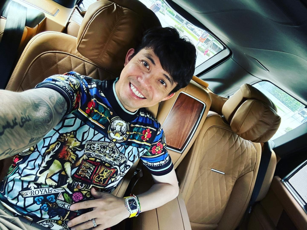 Minh Minh Nhựa trong khoang lái xe SUV hạng sang Range Rover SVAutobiography