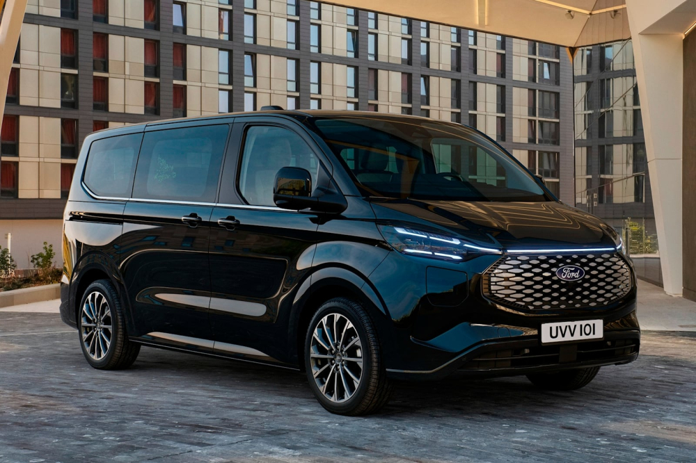 Ford e-Tourneo Custom 2023 có thiết kế đầu xe riêng với lưới tản nhiệt đóng kín