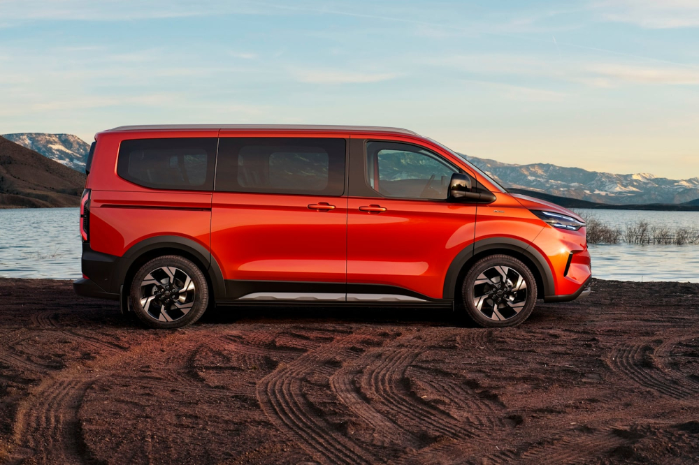 MPV cỡ lớn Ford Tourneo Custom 2023 trình làng với 3 động cơ và nội thất linh hoạt