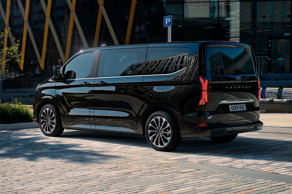 Ford e-Tourneo Custom 2023 chỉ có nội thất 8 chỗ ngồi
