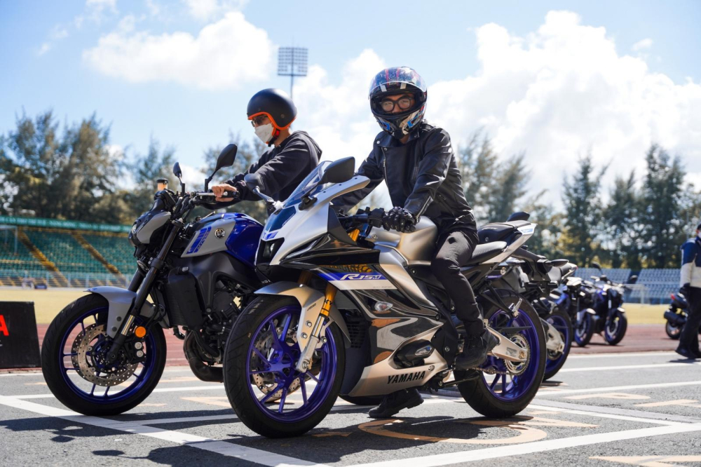 Ngo&agrave;i 2 chiếc xe tay ga ra, R15M cũng l&agrave; nh&acirc;n tố thu h&uacute;t kh&aacute; nhiều sự quan t&acirc;m của c&aacute;c bạn trẻ khi l&aacute;i thử xe m&ocirc; t&ocirc; tại Cần Thơ.