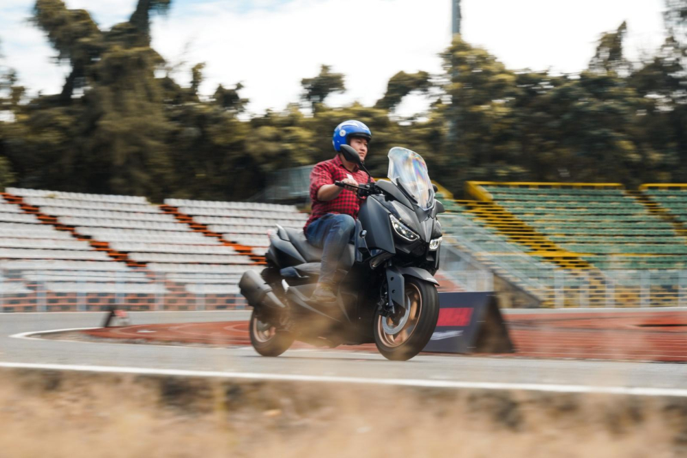 Kh&aacute;ch h&agrave;ng trải nghiệm xe ga Yamaha Xmax 300 