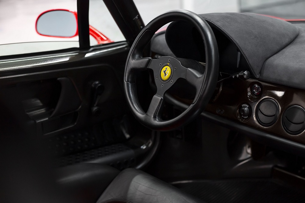 Bên trong chiếc Ferrari F50 này là nội thất bọc da màu đen phối đỏ Bên trong chiếc Ferrari F50 này là nội thất bọc da màu đen phối đỏ