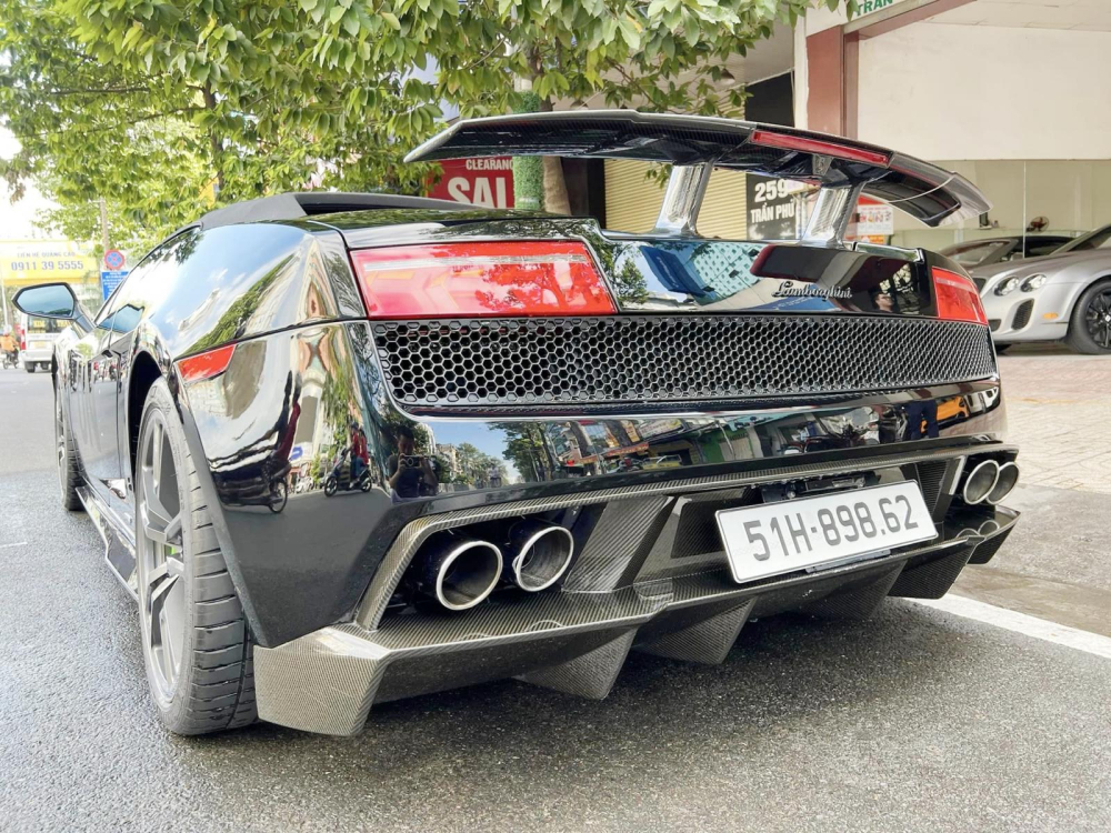 Ngoài ngoại thất màu đen, xe còn có nhiều chi tiết bằng carbon Ngoài ngoại thất màu đen, xe còn có nhiều chi tiết bằng carbon