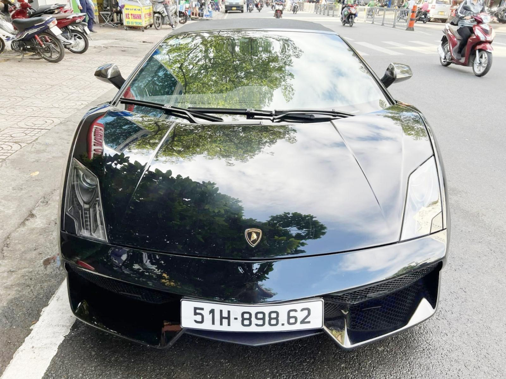 Ông Đặng Lê Nguyên Vũ cầm lái siêu xe Lamborghini Gallardo LP570-4 Spyder Performante mới tậu Ông Đặng Lê Nguyên Vũ cầm lái siêu xe Lamborghini Gallardo LP570-4 Spyder Performante mới tậu