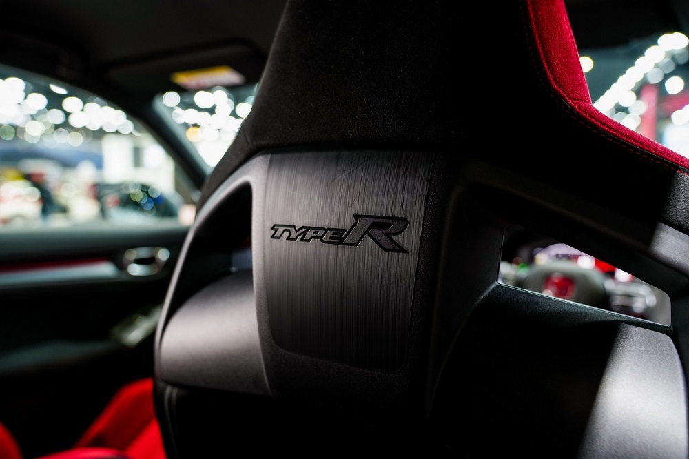 Phía sau ghế trước cũng có logo Type R
