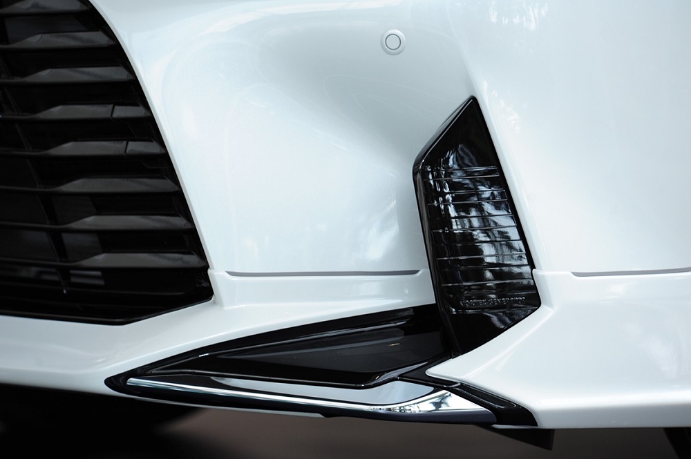 Ở hai g&oacute;c của ốp cản trước v&agrave; cản sau của Toyota Vios Modellista 2023 c&oacute; th&ecirc;m nẹp mạ cr&ocirc;m mới