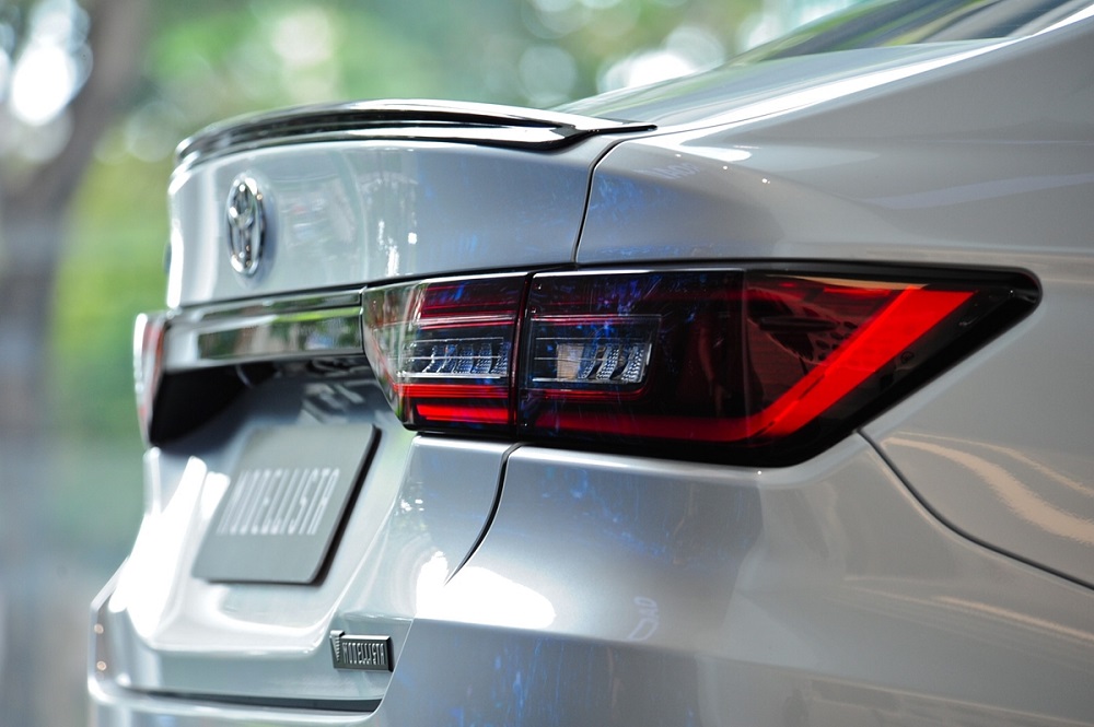 C&aacute;nh gi&oacute; nhỏ tr&ecirc;n cửa cốp sau của Toyota Vios Modellista 2023