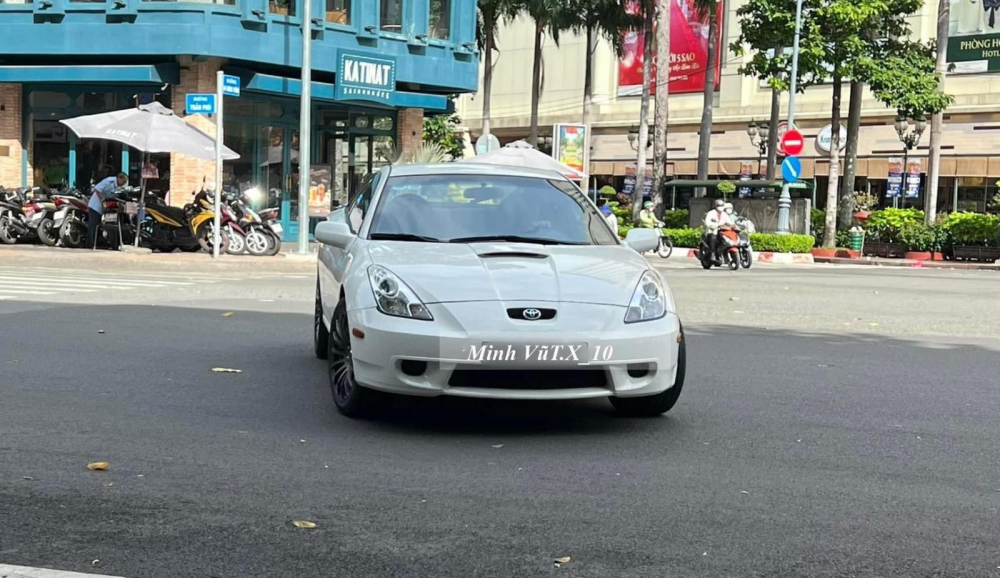 Bên cạnh các siêu xe, Bên cạnh các siêu xe, vua cà phê Việt Nam còn rất hứng thú để sưu tập xe thể thao độc lạ, và chiếc Toyota Celica đời 2000 mới được giao cho ông Đặng Lê Nguyên Vũ vào trưa nay là một minh chứng cụ thể nhất về độ chơi xe của doanh nhân này.