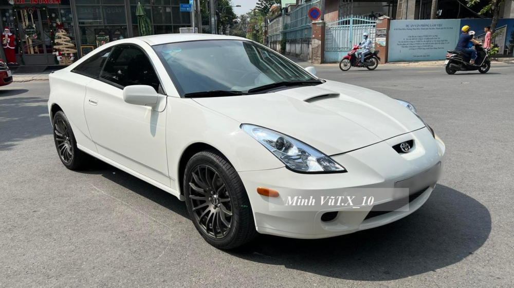 Điều này khiến các nút điều khiển khóa cửa và cửa sổ chỉnh điện được đặt trong bảng điều khiển trung tâm nên chỉ cần 1 bộ cho cả 2 cửa. Các cửa sổ trời ban đầu được làm bằng nhựa polyme thay vì kính truyền thống. Celica chỉ có một kiểu thân xe Liftback nhưng có 2 sự lựa chọn động cơ khác nhau. ZZT230 được trang bị động cơ, sản sinh ra công suất tối đa 143 mã lực. Điều này khiến các nút điều khiển khóa cửa và cửa sổ chỉnh điện được đặt trong bảng điều khiển trung tâm nên chỉ cần 1 bộ cho cả 2 cửa. Các cửa sổ trời ban đầu được làm bằng nhựa polyme thay vì kính truyền thống. Celica chỉ có một kiểu thân xe Liftback nhưng có 2 sự lựa chọn động cơ khác nhau. ZZT230 được trang bị động cơ, sản sinh ra công suất tối đa 143 mã lực.