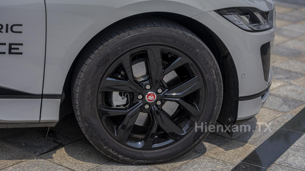 Chiếc Jaguar i-Pace EV400 trong bài viết được trang bị vành lên tới 20 inch.
