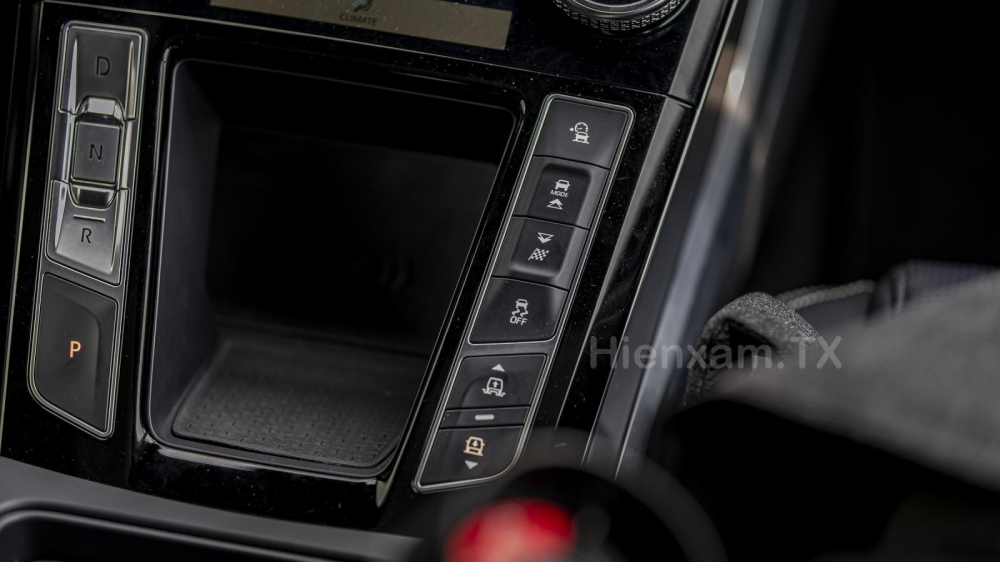 Các chế độ lái và khả năng nâng hạ gầm sẽ mang đến cảm giác đa dạng cho chủ nhân của Jaguar i-Pace.