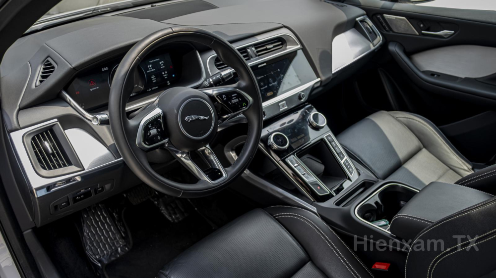 Không gian nội thất của Jaguar i-Pace hiện đại nhưng tinh tế, gọn gàng.