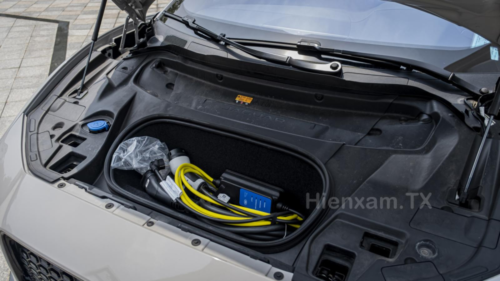 Bộ sạc theo xe chỉ có công suất 2,5kW nên người dùng sẽ mất tới 40h để sạc đầy.