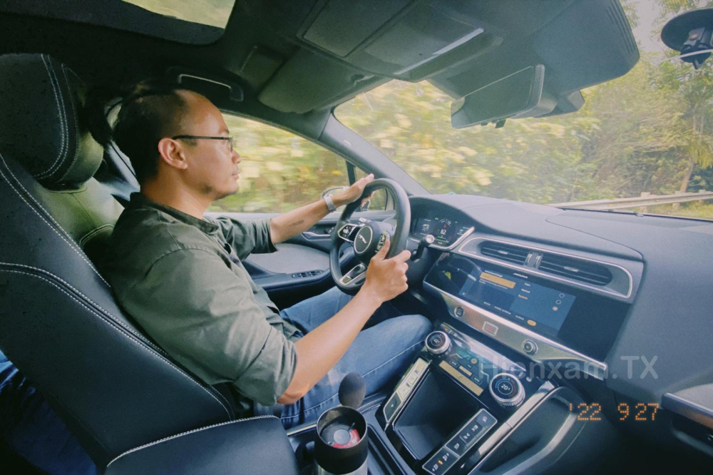 Hệ thống an toàn chủ động trên Jaguar i-Pace hoạt động mượt mà.