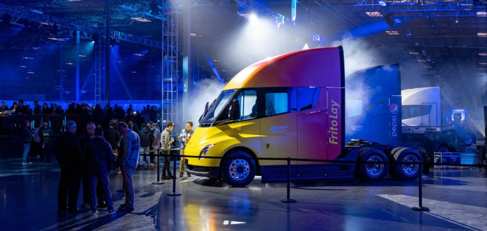 Tesla Semi dự kiến chạy được 800 km sau khi sạc Tesla Semi dự kiến chạy được 800 km sau khi sạc