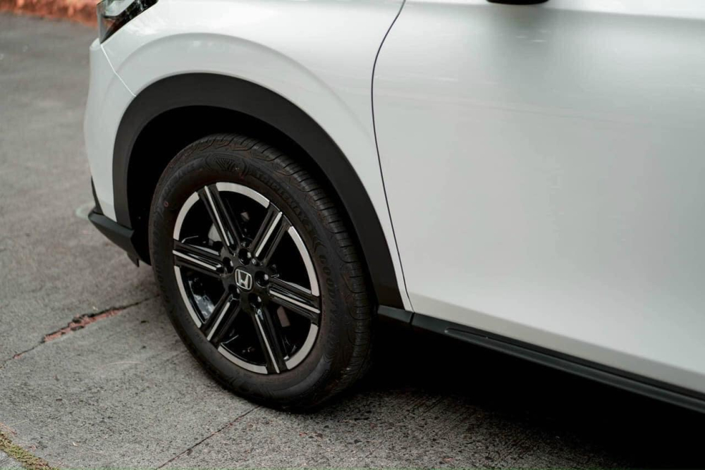 Honda HR-V G dùng vành 17 inch, đi với lốp Goodyear