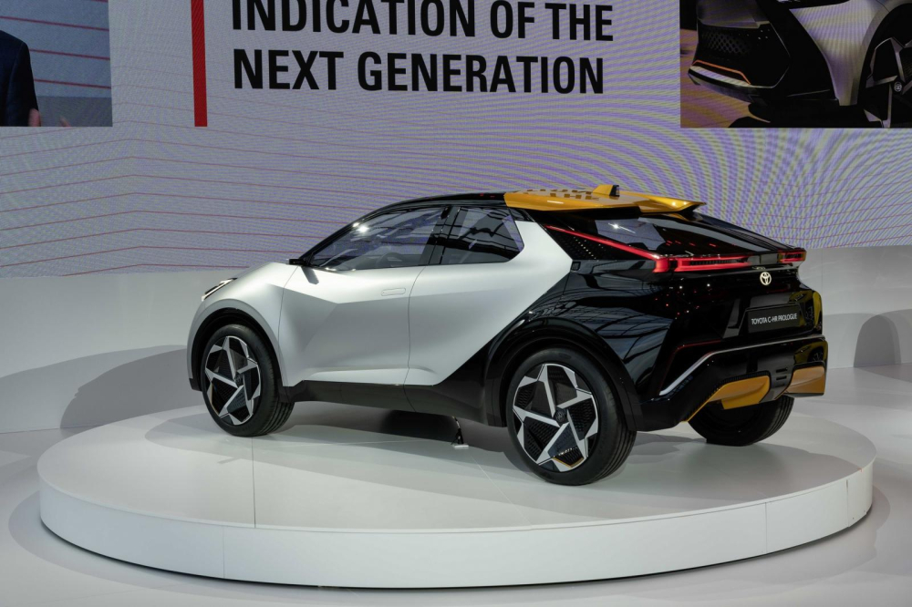 Toyota C-HR Prologue có kính chắn gió sau dốc sâu Toyota C-HR Prologue có kính chắn gió sau dốc sâu