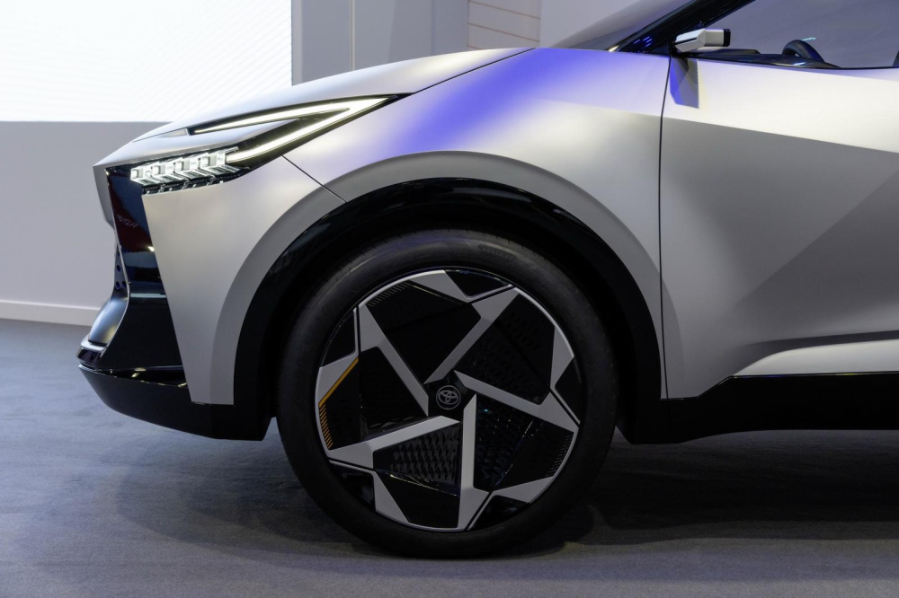Vành la-zăng khá lớn của Toyota C-HR Prologue Vành la-zăng khá lớn của Toyota C-HR Prologue
