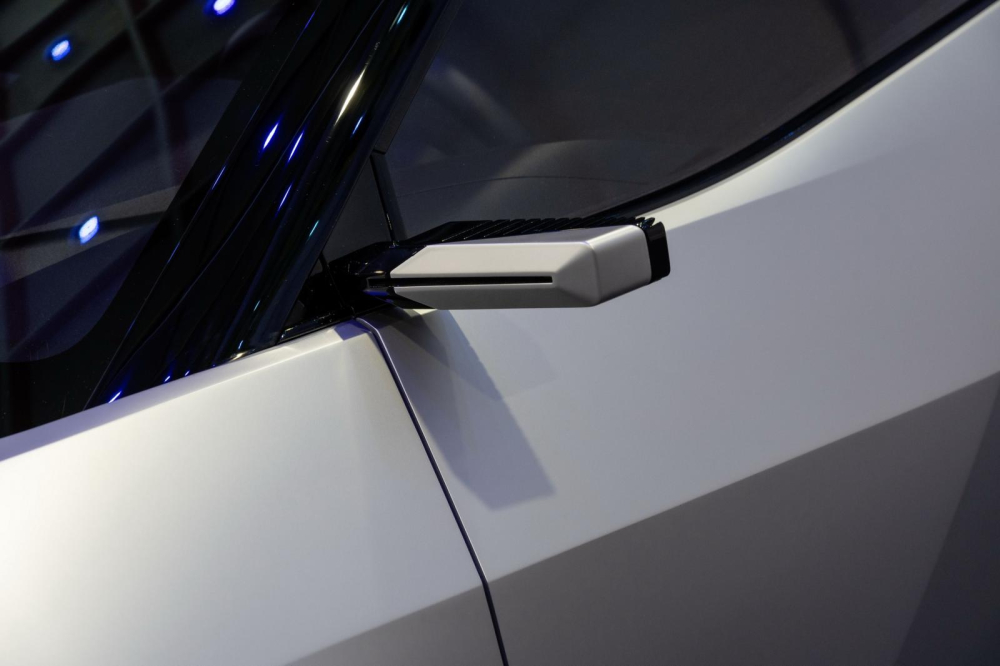 Camera kỹ thuật số thay cho gương chiếu hậu của Toyota C-HR Prologue Camera kỹ thuật số thay cho gương chiếu hậu của Toyota C-HR Prologue