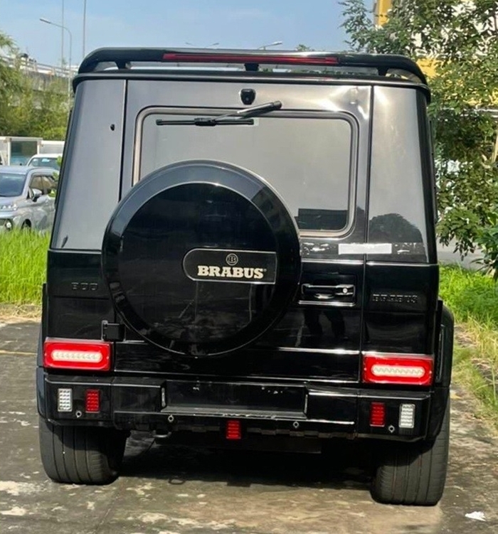 Qua tìm hiểu của chúng tôi, chiếc xe Mercedes-Benz G63 AMG mang biển số giả 51K-237.12 thuộc đời cũ, ngoại thất xe đã được nâng cấp lên body kit độ Brabus B800. Qua tìm hiểu của chúng tôi, chiếc xe Mercedes-Benz G63 AMG mang biển số giả 51K-237.12 thuộc đời cũ, ngoại thất xe đã được nâng cấp lên body kit độ Brabus B800.