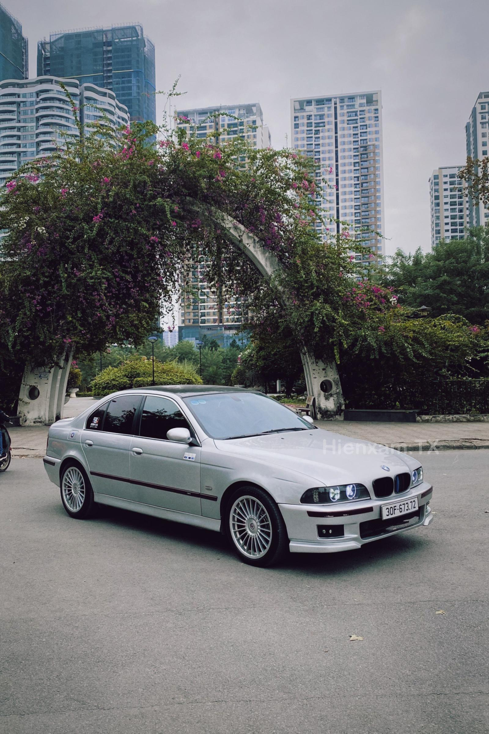 Chiếc BMW e39 của Tuấn Anh mang dáng vẻ lịch lãm, trầm tính và vẫn bắt mắt. Chiếc BMW e39 của Tuấn Anh mang dáng vẻ lịch lãm, trầm tính và vẫn bắt mắt.