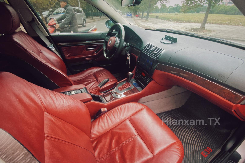 BMW e39 có những trang bị không thua kém gì các mẫu xe đời mới cùng tầm tiền. BMW e39 có những trang bị không thua kém gì các mẫu xe đời mới cùng tầm tiền.