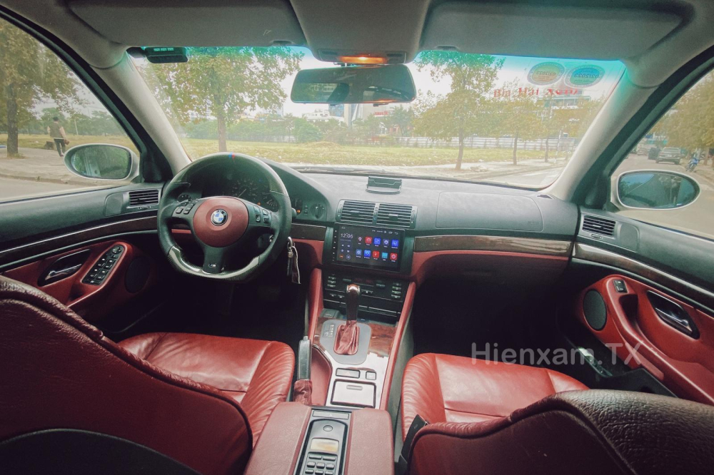 Các chi tiết của BMW e39 dù có biến dạng theo thời gian nhưnng vẫn giữ được cái chất sang xịn mịn của mẫu sedan Đức. Các chi tiết của BMW e39 dù có biến dạng theo thời gian nhưnng vẫn giữ được cái chất sang xịn mịn của mẫu sedan Đức.