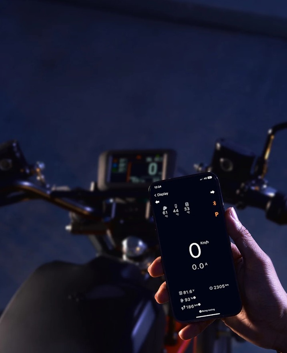 Người dùng có thể sử dụng xe thông qua app Dat Bike trên điện thoại. Người dùng có thể sử dụng xe thông qua app Dat Bike trên điện thoại.