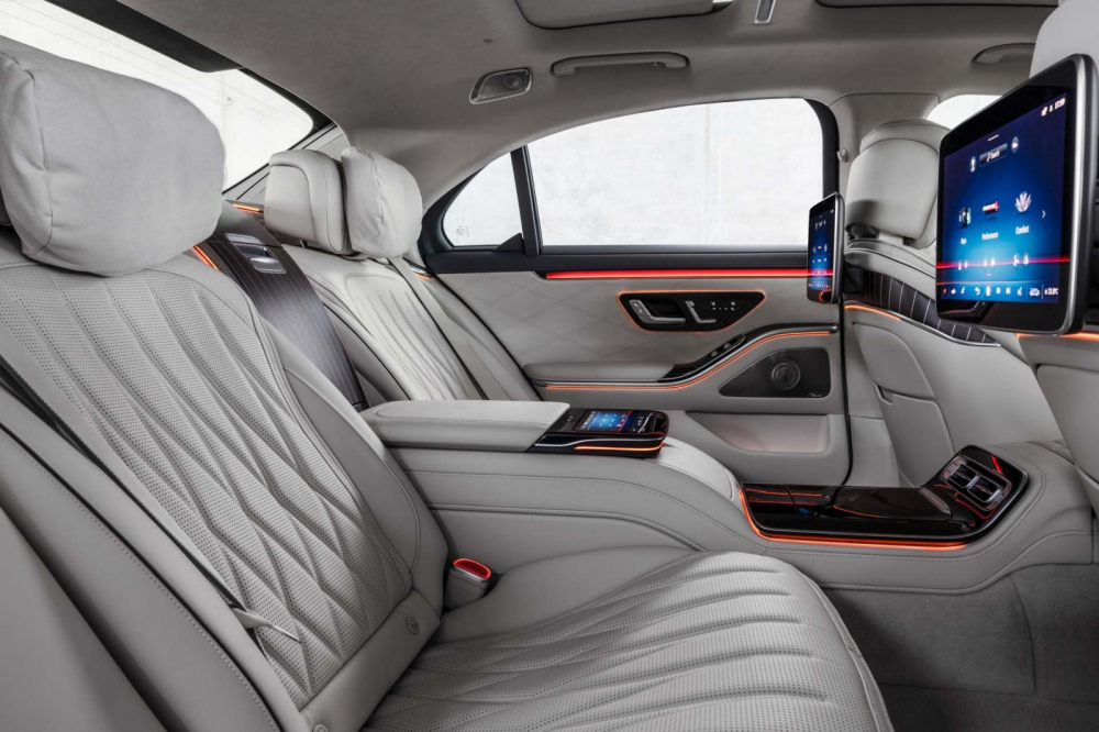 Hàng ghế sau rộng rãi của Mercedes-AMG S63 E Performance 2024 Hàng ghế sau rộng rãi của Mercedes-AMG S63 E Performance 2024