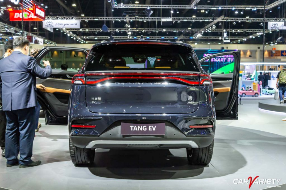 BYD Tang EV có cụm đèn hậu nằm vắt ngang khiến đuôi xe như rộng hơn BYD Tang EV có cụm đèn hậu nằm vắt ngang khiến đuôi xe như rộng hơn