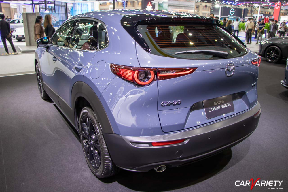 Mazda CX-30 Carbon Edition nhìn từ phía sau Mazda CX-30 Carbon Edition nhìn từ phía sau
