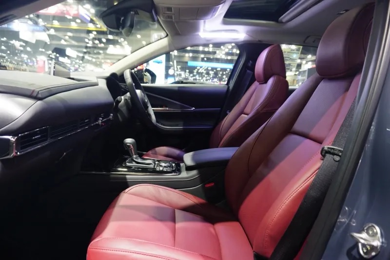 Ghế bọc da màu đỏ rượu của Mazda CX-30 Carbon Edition Ghế bọc da màu đỏ rượu của Mazda CX-30 Carbon Edition